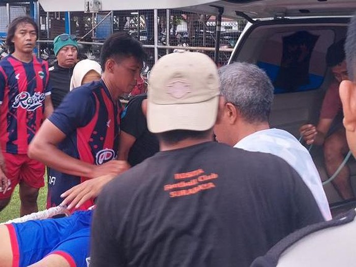 Bejo Sugiantoro Bejo Sugiantoro di saat dievakuasi ke ambulan sehabis kolaps di lapangan SIER Surabaya Bejo Sugiantoro