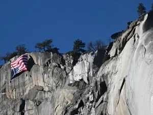 Efisiensi juga Terjadi di AS, Bendera Digantung Terbalik di Taman Nasional Efisiensi juga Terjadi di AS, Bendera Digantung Terbalik di Taman Nasional