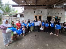 Bantu Perekonomian, BRI Stabat Salurkan Sembako ke Warga Kurang Mampu