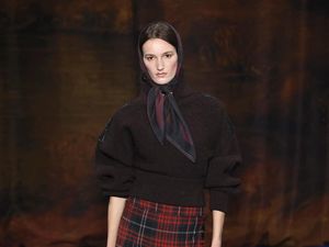 Burberry Kembali Menyala, Jadi Penutup Manis di London Fashion Week Burberry Kembali Menyala, Jadi Penutup Manis di London Fashion Week