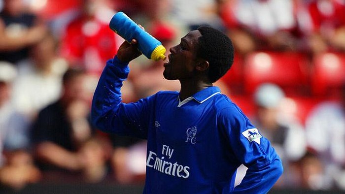 Celestine Babayaro LONDON - AUGUST 17: Celestine Babyaro of Chelsea enjoys a drink of Lucozade during the FA Barclaycard Premiership match between Charlton Athletic v Chelsea played at The Valley Stadium in London on August 17, 2002. Chelsea won the match 3-2. (Photo By Phil Cole/Getty Images)
