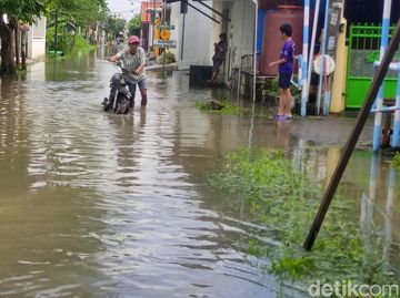 Ratusan Rumah Terendam Imbas 2 Sungai di Sidoarjo Meluap