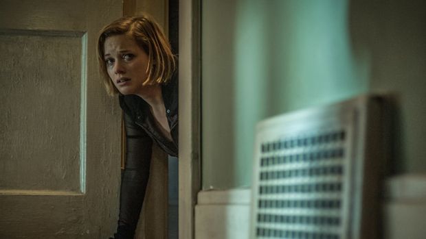 Cerita movie Don't Breathe (2016) berkutat tentang tiga orang nan beriktikad merampok sebuah rumah, tetapi justru terjebak dalam kejaran laki-laki tua keji.