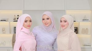 7 Foto Fuji & Davina Karamoy Tampil Beda Dengan Hijab Warna Pastel, Memukau!