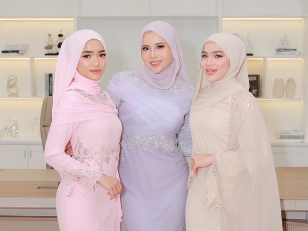 7 Foto Fuji & Davina Karamoy Tampil Beda Dengan Hijab Warna Pastel, Memukau! 7 Foto Fuji & Davina Karamoy Tampil Beda Dengan Hijab Warna Pastel, Memukau!