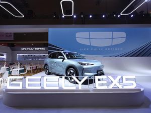 5 Bulan Mengaspal di RI, Pesanan Mobil Listrik Geely EX5 Tembus 1.000 SPK 5 Bulan Mengaspal di RI, Pesanan Mobil Listrik Geely EX5 Tembus 1.000 SPK