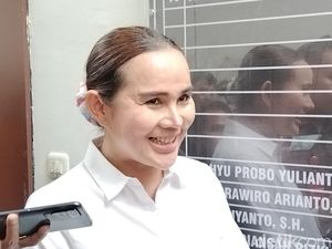 Isa Zega Umbar Senyum Saat Jalani Sidang Perdana Kasus Pencemaran Nama Baik Isa Zega Umbar Senyum Saat Jalani Sidang Perdana Kasus Pencemaran Nama Baik