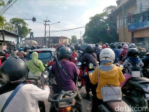 Jalur Sepanjang-Karangpilang Padat Dampak Banjir-Sungai Brantas Meluap