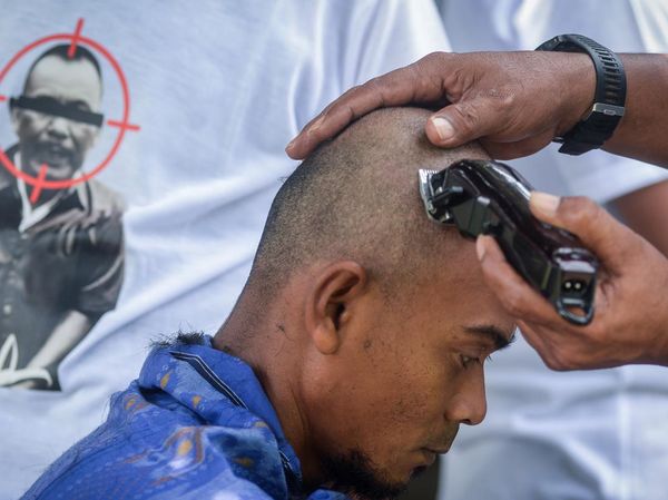 Kades Kohod Ditahan Kasus Pagar Laut, Warga Syukuran dengan Gundul Rambut