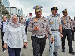 Potret Kakorlantas Tinjau Pelabuhan Tanjung Perak, Pastikan Kesiapan Operasi Ketupat 2025 Potret Kakorlantas Tinjau Pelabuhan Tanjung Perak, Pastikan Kesiapan Operasi Ketupat 2025