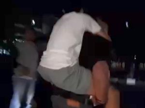 Momen Polisi Gendong Remaja Kena Panah ke RS Saat Demo Ricuh di Makassar Momen Polisi Gendong Remaja Kena Panah ke RS Saat Demo Ricuh di Makassar