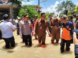 Cek Banjir Kali Lamong, Kapolres dan Wabup Gresik Salurkan Bantuan