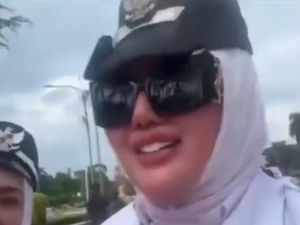 Video: Kades Viral yang Geli Tenteng Nasi Kotak Dicecar Dedi Mulyadi Video: Kades Viral yang Geli Tenteng Nasi Kotak Dicecar Dedi Mulyadi