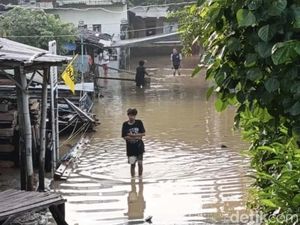Seratusan Rumah di Jebres dan Pasar Kliwon Banjir Luapan Bengawan Solo Seratusan Rumah di Jebres dan Pasar Kliwon Banjir Luapan Bengawan Solo