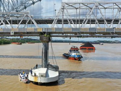 Petugas Cek Pilar Jembatan Mahakam yang Ditabrak Tongkang
