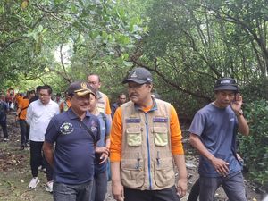 Mensos Gus Ipul Bersihkan Sampah di Tahura Ngurah Rai Denpasar