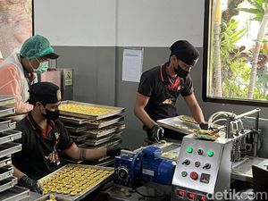 Mensos Gus Ipul Senang Banyak Pekerja Difabel di Pabrik Pie Susu Ajik Mensos Gus Ipul Senang Banyak Pekerja Difabel di Pabrik Pie Susu Ajik