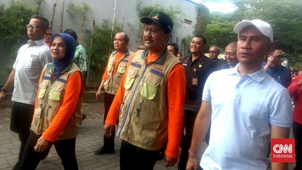 Menteri Sosial Saifullah Yusuf atau Gus Ipul saat meninjau Pabrik Pie Susu Ajik, di Kelurahan Tuban, Kecamatan Kuta, Bali, Selasa (25/2).