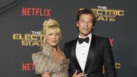 7 Gaya Glamor Millie Bobby Brown di Premiere Film Terbaru, Mesra dengan Suami