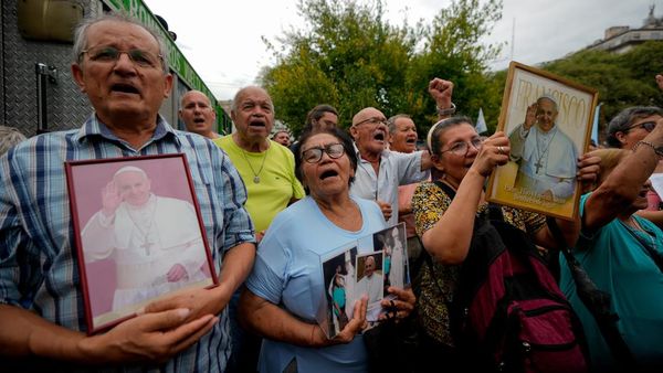 Paus Fransiskus Kritis, Warga Argentina Berkumpul Doakan Kesembuhannya