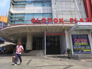 Pedagang Glodok Plaza Kembali Berjualan Pascakebakaran Pedagang Glodok Plaza Kembali Berjualan Pascakebakaran
