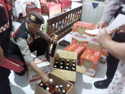 Polisi Sikat Miras di Cirebon Jelang Ramadan, Ratusan Botol Disita