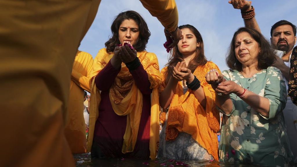 Potret Artis Bollywood Mandi Suci Rayakan Festival Maha Kumbh Mela Potret Artis Bollywood Mandi Suci Rayakan Festival Maha Kumbh Mela