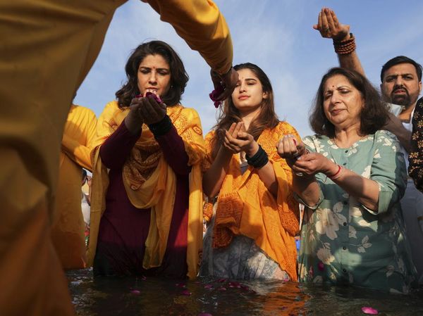 Potret Artis Bollywood Mandi Suci Rayakan Festival Maha Kumbh Mela