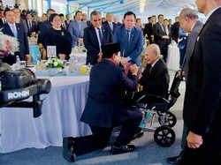 Momen Prabowo Membungkuk Salami Emil Salim di Peluncuran Danantara