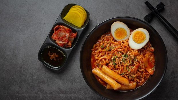 Ramyeon Tteokbokki beserta Kimchi dan Acar Lobak/ Foto: freepik.com/jcomp