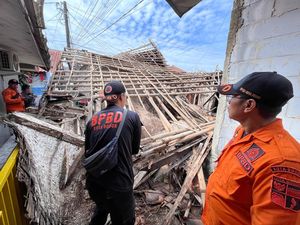 3 Rumah di Bogor Ambruk karena Cuaca Ekstrem, Penghuni Mengungsi