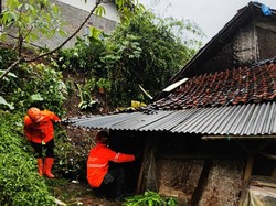 Sore Mencekam di Bogor Saat Tebing Longsor Timpa Rumah
