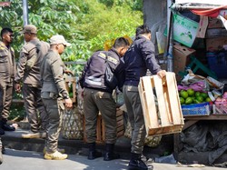 Bikin Macet dan Semrawut, PKL Liar di Sekitar St Cilebut Dibongkar Satpol PP