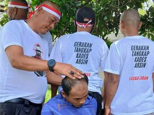 Kades Kohod Ditahan, Warga Tangerang Ramai-ramai Cukur Gundul Kades Kohod Ditahan, Warga Tangerang Ramai-ramai Cukur Gundul