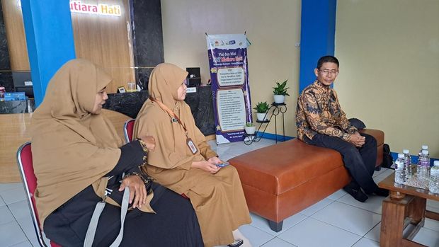 Tim dari Kantor Wilayah Kementerian Hak Asasi Manusia (Kemenham) mengunjungi Sekolah Dasar Islam Terpadu (SDIT) Mutiara Hati untuk mengklarifikasi dugaan pelanggaran hak asasi di balik pemecatan personel Band Sukatani, Novi Citra Indriyati.