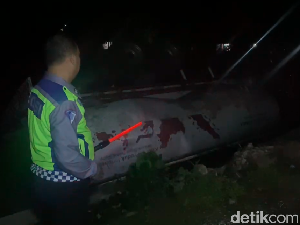 Jalanan Amblas di Maros, Truk Bermuatan 25 Ton Semen Curah Terjun ke Sawah Jalanan Amblas di Maros, Truk Bermuatan 25 Ton Semen Curah Terjun ke Sawah