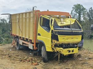 Polisi Usut Penyebab Truk Terjun ke Sungai Tewaskan 15 Orang di Pelalawan Polisi Usut Penyebab Truk Terjun ke Sungai Tewaskan 15 Orang di Pelalawan