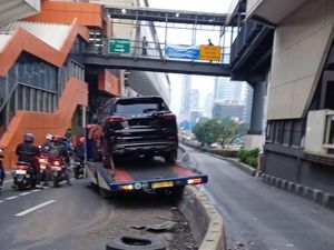 Truk Towing Angkut Mobil Tabrak Pembatas Jalan di MT Haryono, Lalin Macet