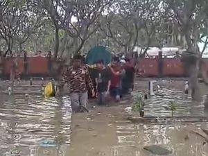 Viral Warga Gresik Makamkan Jenazah di TPU yang Terendam Banjir Viral Warga Gresik Makamkan Jenazah di TPU yang Terendam Banjir