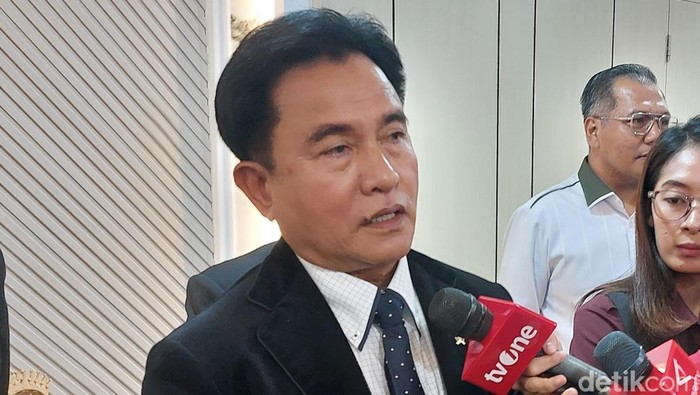 Yusril Ihza Mahendra memberikan pernyataan terkait visa mahasiswa Palestina Yusril Ihza Mahendra, Menteri Koordinator Bidang Hukum dan HAM Indonesia, berbicara mengenai dukungan Indonesia untuk Palestina dan perpanjangan visa mahasiswa Palestina.