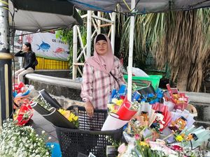 Buket Bunga dan Impian Aiyani Menyekolahkan Anak ke Perguruan Tinggi