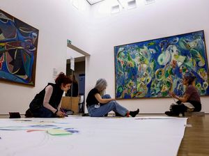 Aksi Ratusan Seniman Meniru Koleksi Museum Paris Aksi Ratusan Seniman Meniru Koleksi Museum Paris