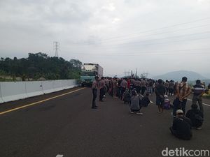 Demo Tuntut Ganti Rugi, Warga Sumedang Terobos Tol Cisumdawu