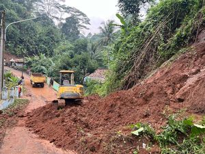 Longsor Tutup Jalan Penghubung 2 Kecamatan di Bandung Barat