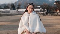 7 Foto Alyssa Daguise Pakai Hanbok Musim Dingin, Cantik Bak Putri Salju