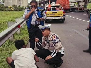 Polantas di Cikampek Selamatkan ODGJ yang Hampir Terlindas di Jalan Tol