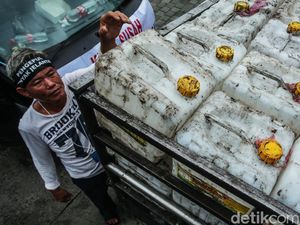 Bawa Jeriken, Pengepul Demo Terkait Pengetatan Ekspor Minyak Jelantah