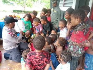 Pengabdian Bripka Batias di Keerom: Ajari Anak-anak Membaca hingga Bina Petani