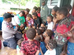 Pengabdian Bripka Batias di Keerom: Ajari Anak-anak Membaca hingga Bina Petani