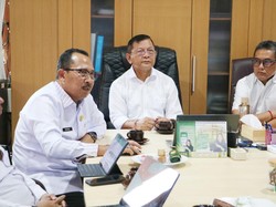Bupati Sutjidra Bahas Program 100 Hari Kerja Saat Kerja Perdana